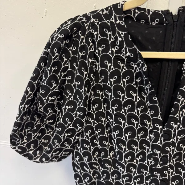 LOFT Black White Embroidered V-Neck Puff Sleeve Mini Sheath Dress Size 6 Casual - Image 5