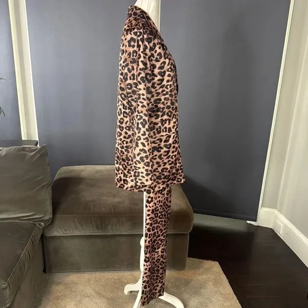 Women’s Lightweight Leopard Print 2 Piece Pant Suit Set Size M NEW - Image 3