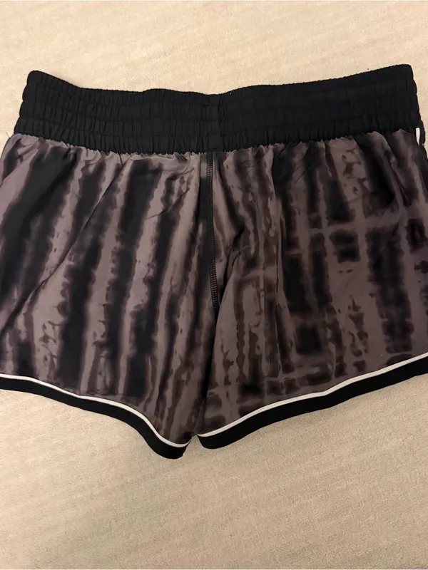 Under Armour Heatgear Semi Fitted Shorts - Image 2