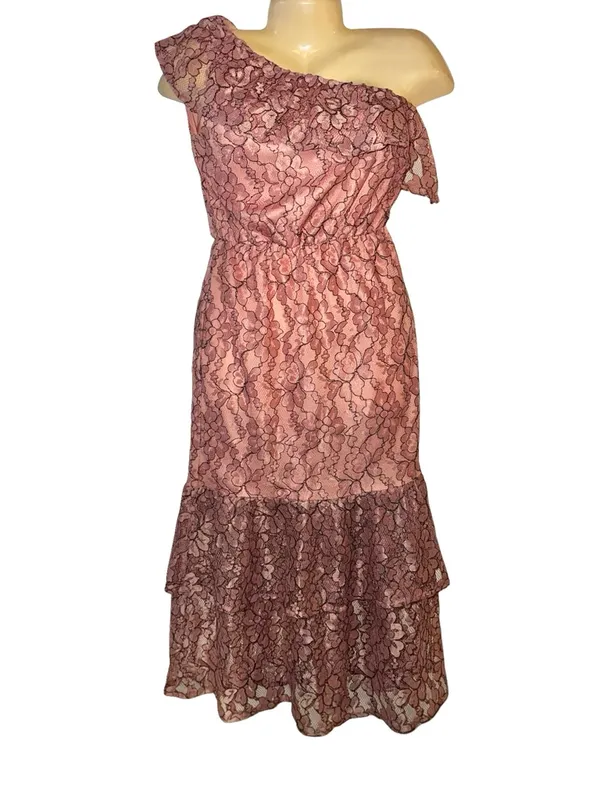 PrettyLittleThing Rose One-Shoulder Lace Midi Dress - Image 4