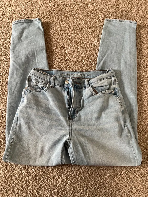 American Eagle Strigid Mom Jeans Light Wash - Image 2
