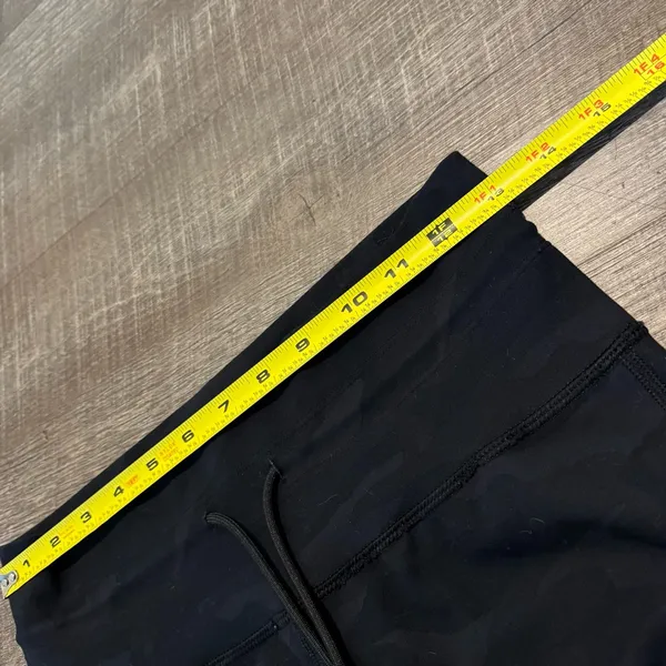Vuori Daily Legging Black Camo - Image 5