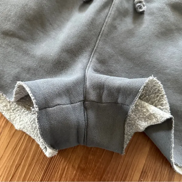 Aritzia TNA Cozy Fleece Boyfriend Short High Rise Raw Hem in Vintage Navy Sz. XS - Image 4