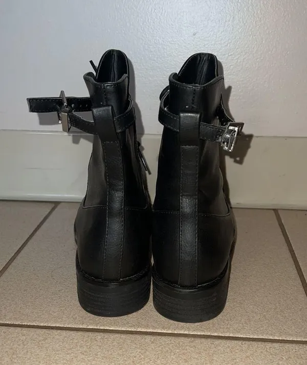 Black Boots Size 9 - Image 4