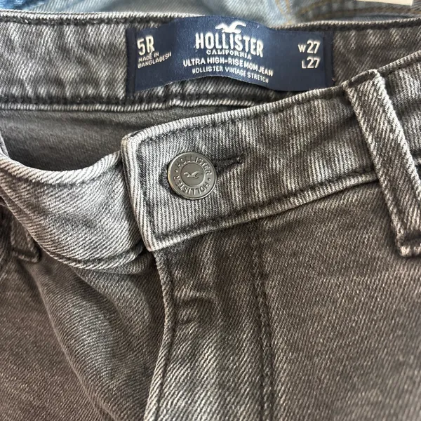 Hollister Co. ultra high rise mom jeans in black, size 5R. - Image 4