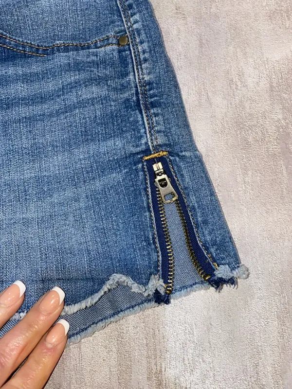 Gap 1969 Women's Blue Denim Jean Shorts with Frayed Hem Side Zippers Size 10 - Image 6