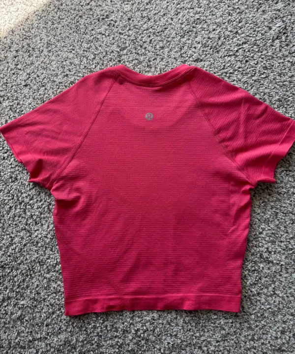 Lululemon Cropped Swiftly Tech 2.0 Short Sleeve Size 4 - Image 2