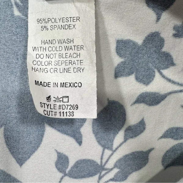 Navy and White Floral Knit V Neck Short Sleeve Dress by Acting Pro Size 1X - Image 4