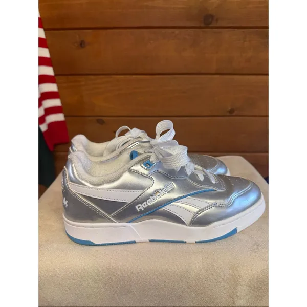 Reebok Womans x Angel Reese BB 4000 II basketball shoes, metallic silver Sz 9 - Image 2