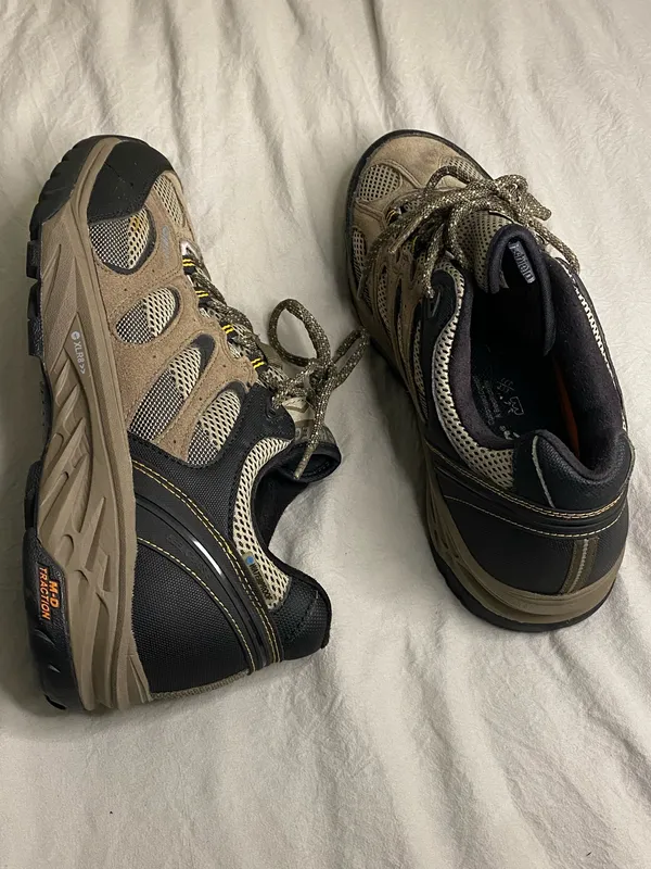 Hi-Tec hiking shoes in US 11M. Leather and man-made upper with mesh panels. #hiking #outdoor - Image 4