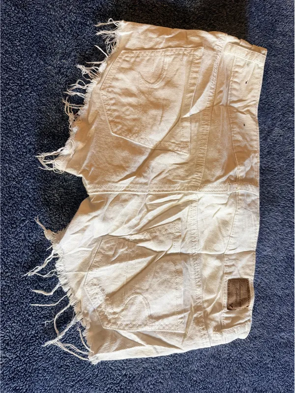 American Eagle White Denim Shorts with Floral Embroidery and Frayed Hem Size 4 - Image 4