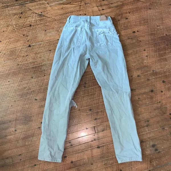 American Eagle destroyed distressed light gray Mom Straight 00 jeans - Image 3