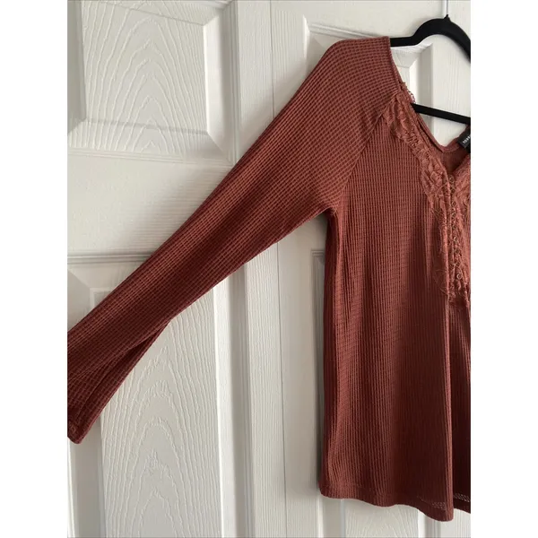 Torid Lace Trim Waffle Knit Top Womens Size 0 L Rust Henley Boho Long Sleeve‎ - Image 5