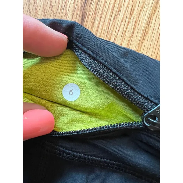 Lululemon Run: Fast Free Crop Mini Squiggle Emboss Black‎ / Split Pea Size 6 - Image 7