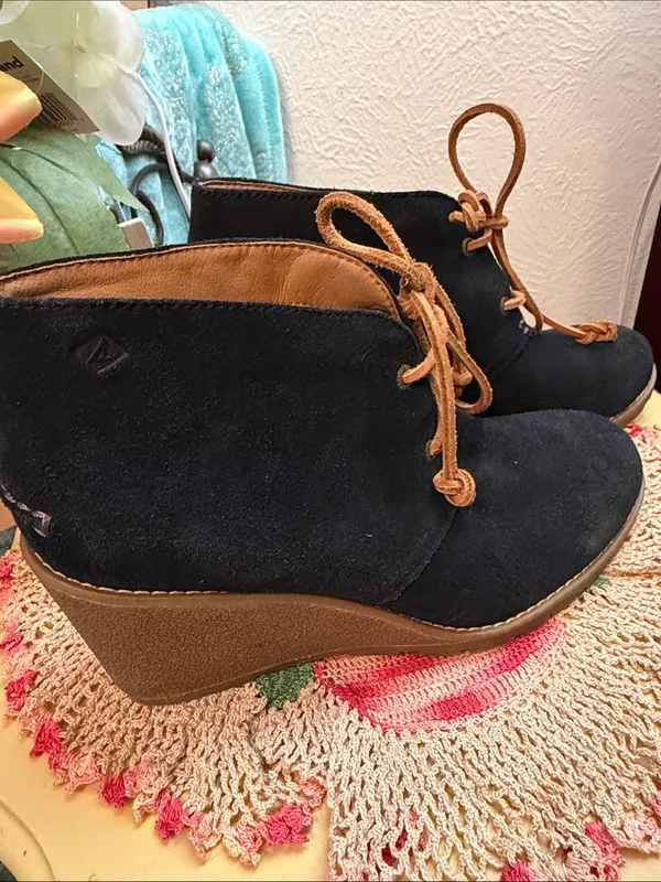 🥾🥾🥾BOGOHO🥾🥾🥾Sperry Black Suede Wedge Ankle Boots with Tan Laces-8 Med - Image 9