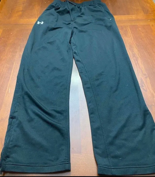 Under Armour Unisex sweats are a size Large. - Image 5