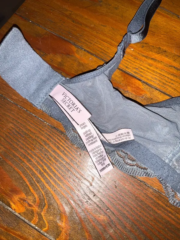 Victoria’s Secret Lace Underwire Bra 32DD - Image 4