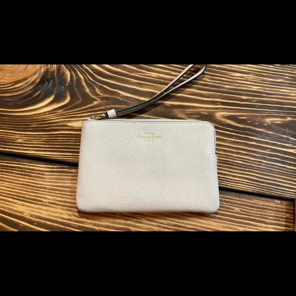BNWT Coach Corner Zip Wristlet - Image 6