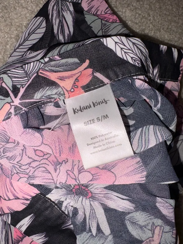 Flowy maxi Serong with an all-over pink floral pattern. Tie-waist detail for a customizable fit. Lightweight, breezy fabric for beach or pool wear. Feminine floral design ideal for vacation days. - Image 3