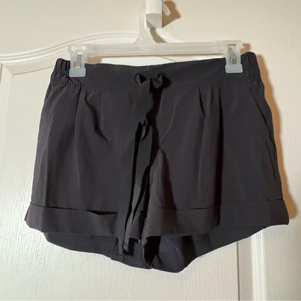 Ladies Lululemon Black Shorts W/Pockets And Drawstring Tie/elastic Waist -Size 6 - Image 2