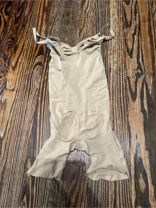 SKIMS NWOT Seamless Sculpt mid thigh Shapewear size large - Image 2