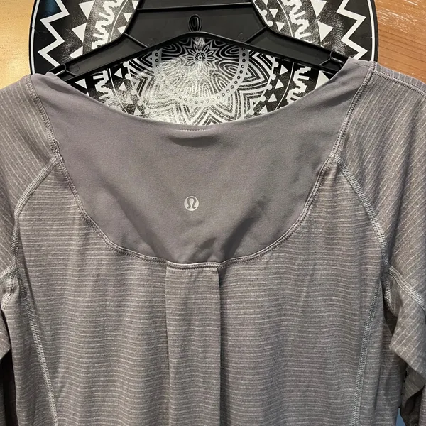 Lululemon Gray Space Dye Long Sleeve Active Top Thumbholes Pleated Back Sz 6 - Image 2