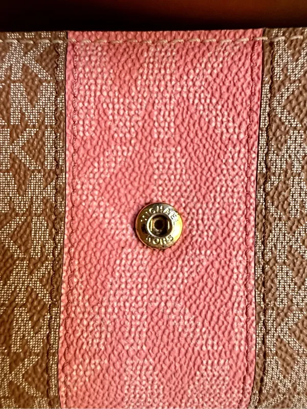 Michael Kors Carmen Medium
Envelope Trifold Wallet - Pink
Stripe - Image 9