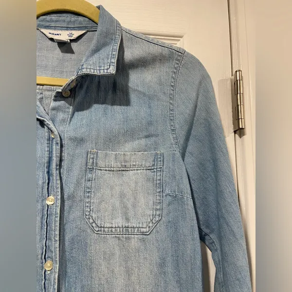Old Navy Size M The Classic Shirt Light Wash Denim Jean Button Down Collared - Image 3