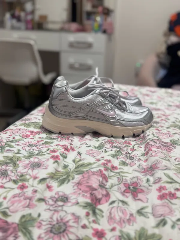 Nike initiator pink and silver tennis shoes - Image 2