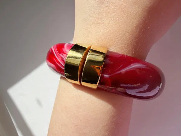 Red & gold chunky bangle bracelet with resin and stainless steel - Image 2