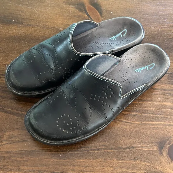 Clarks Artisan Leather Mules Women 7.5 Black Good Perforated Swirl Slides Casual - Image 5