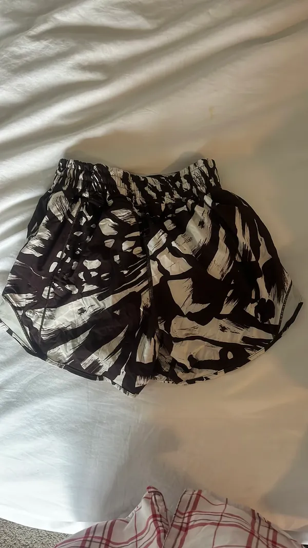 Lululemon Shorts Hotty Hot - Image 4