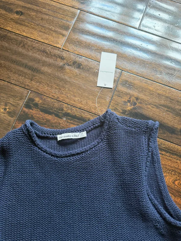 A&F Lightweight Sweater Vest - Image 4