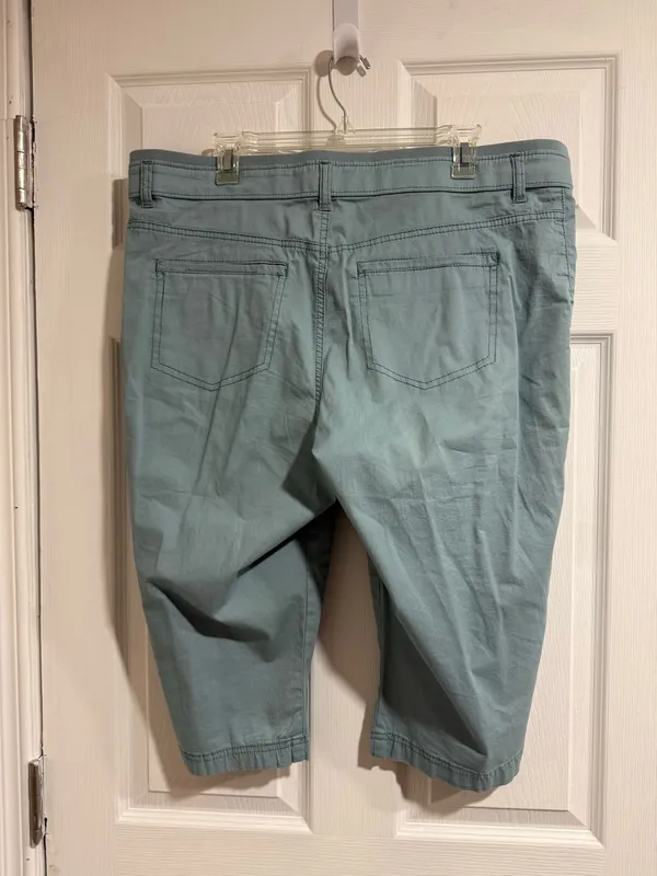 Lee Women's Relaxed Fit Cargo Capri 18 Pants - Image 2