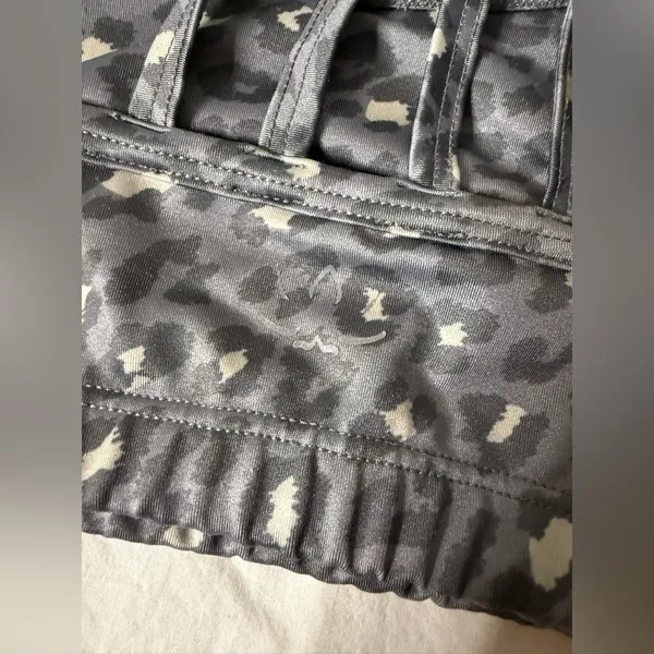Beyond Yoga Lux Atlas Leopard Print Sports Bra In Gray Leopard Small - Image 4