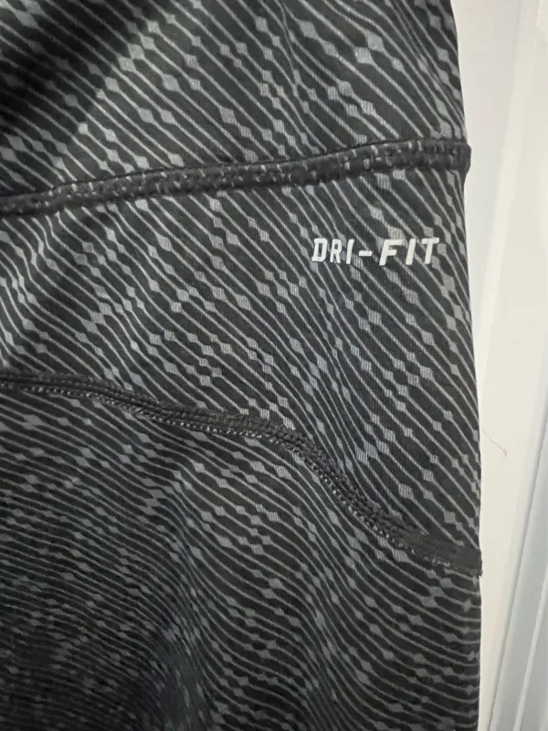 Nike Running Dri-Fit Capri Athletic Leggings Size Large  - Image 6