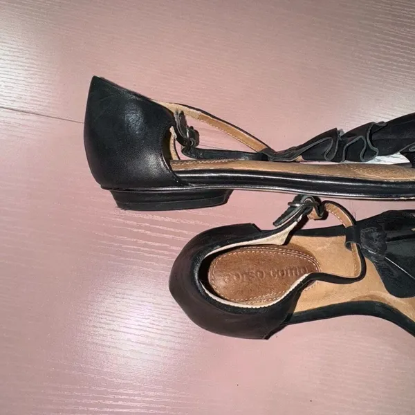 Corso Como Ruffle T Strap Thong Sandal Black Leather - Image 3