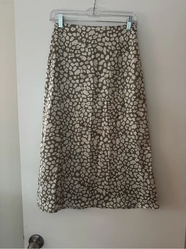 Vestique Gray and Cream Leopard Print A-Line Silk Skirt Size Small - Image 2