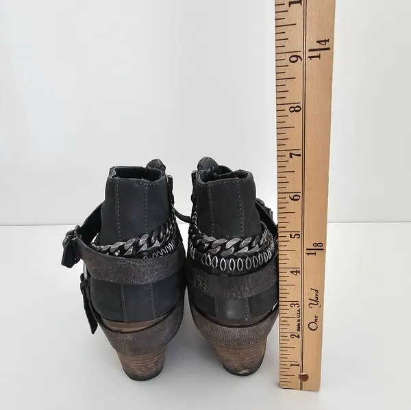 Dolce Vita Gray Suede Moto Ankle Boots Multi-Strap Buckle & Chain Details sz 8 - Image 6