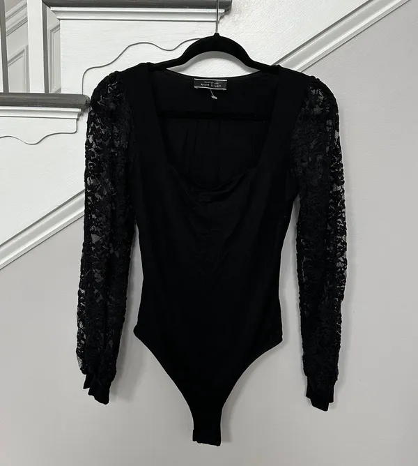 Blue Blush Women’s Long Sleeve Lace Square Neck Bodysuit Black Medium - Image 4