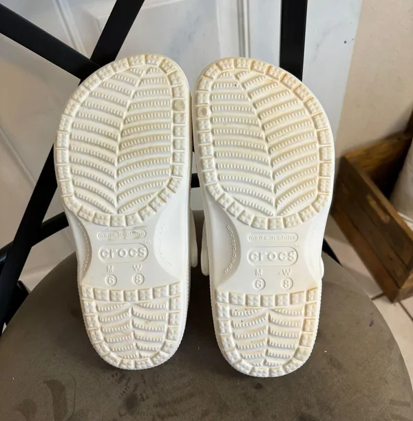 Crocs M6,W8 White Croc Clogs - Image 7