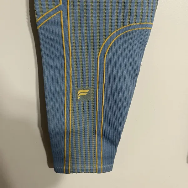 Fabletics Seamless High-Waisted Compressive Crop Leggings Size XL Blue &‎ Yellow - Image 10