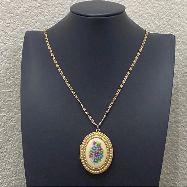 Vintage AVON Gold-tone Oval Floral Faux Pearl Locket Pendant 24” Necklace 33g - Image 9