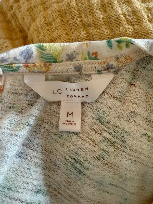 LC Lauren Conrad NWOT Floral Pineapple Lace Hem Blouse with Ribbon Tie in Back - Image 4
