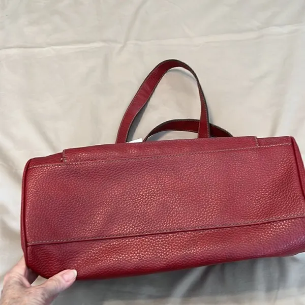 NWT First Issue red pebbled faux leather bag 1 inside & outside pocket zip close - Image 7
