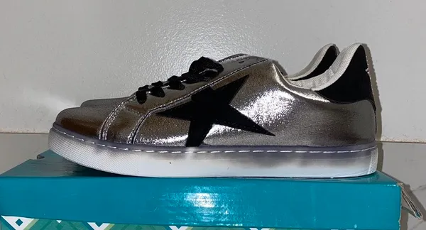NIB Anna Gray/Black Star Cutout Sneakers 8 - Image 4