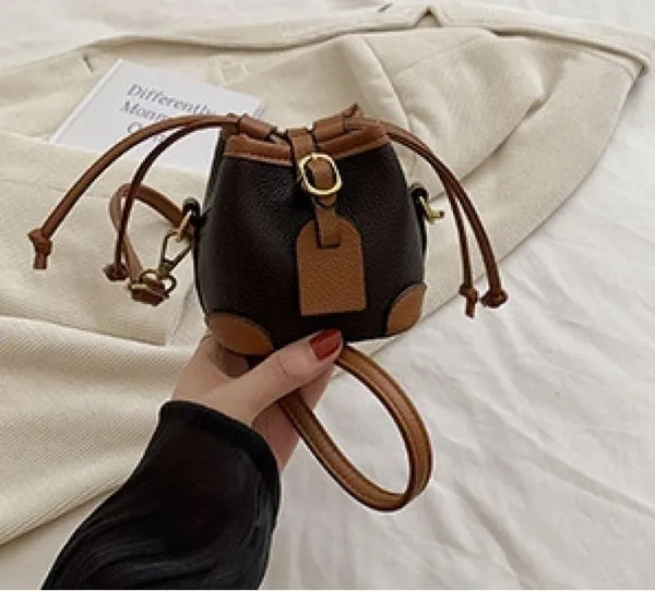 Elegant Brown Leather Bucket Bag - Image 2