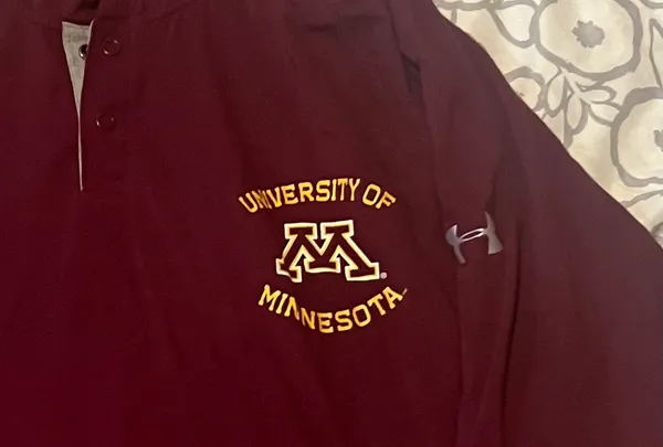 Men’s university of Minnesota hooded long sleeve thin sweatshirt size XL excellent condition - Image 2