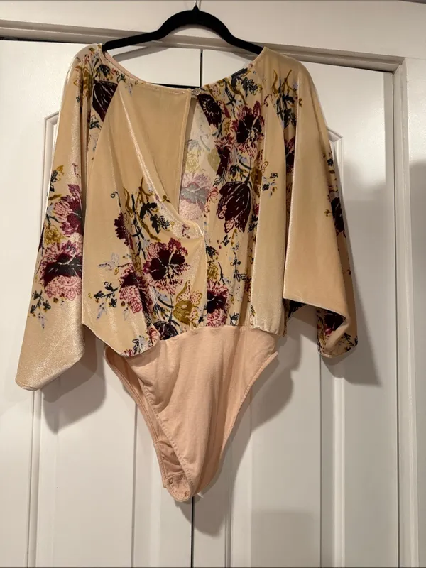 Free‎ People intimately Cream Floral dolman Sleeve bodysuit small - Image 7