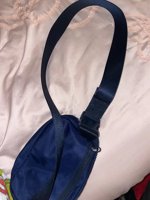 Lululemon Navy Belt Bag Everywhere 1L True - Image 4